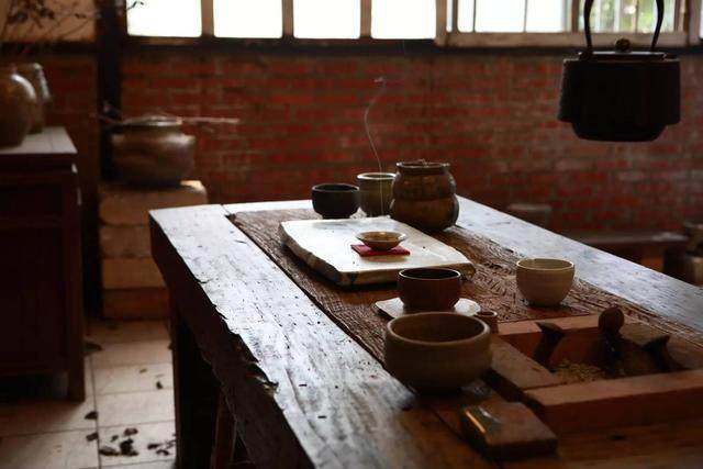 二手茶台与旧时光里的生活美学——关于茶的诗意对话