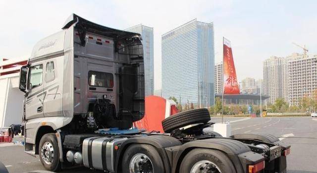 解放牌重型半挂牵引车，力量与技术的完美结合