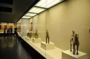 博物馆展柜，展示文化精粹的珍贵空间
