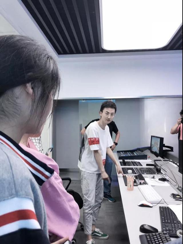 导播台，掌控节目流程的幕后英雄